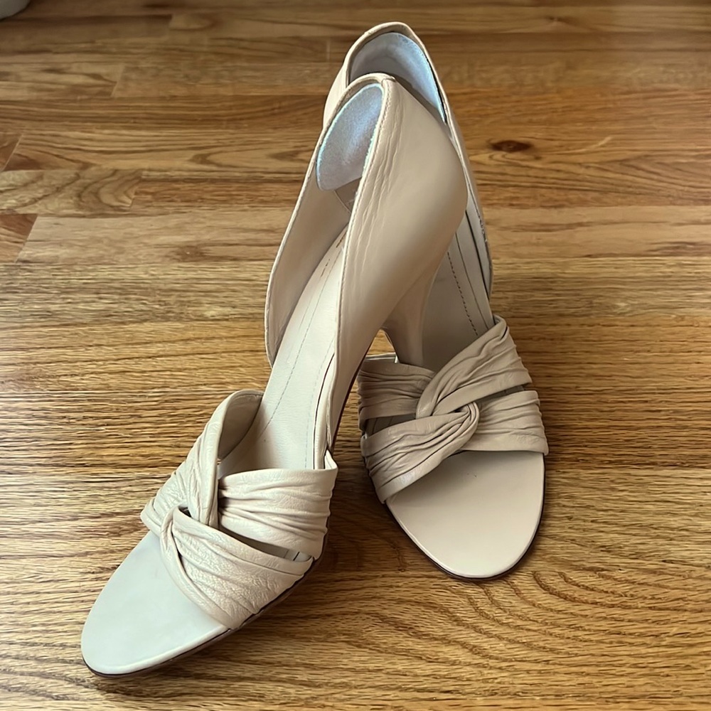 Joey O Cream Leather 4.5" Heel Pumps 8.5 Excellent condition, like new.